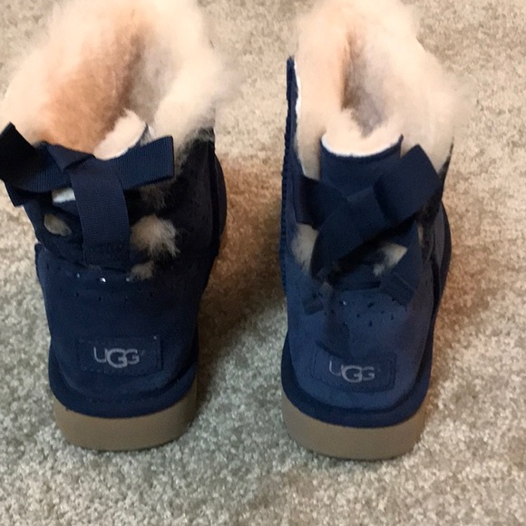 Almost New blue suede UGG boots Dae Sunshine Perforated- size 8 - Picture 4 of 7